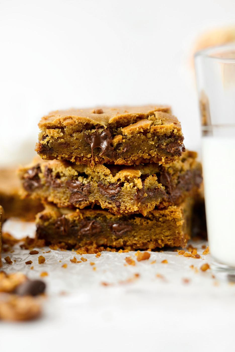 Chocolate Chip Cookie Bars with a Salty Pretzel Crust at Home