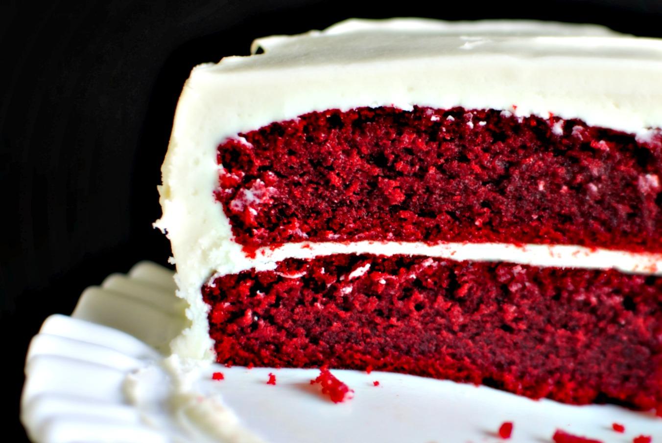 Cake: Familiar Red Velvet