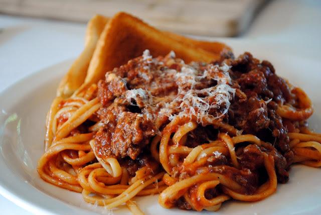 Home Kitchen Familiar Meat Sauce with Linguine