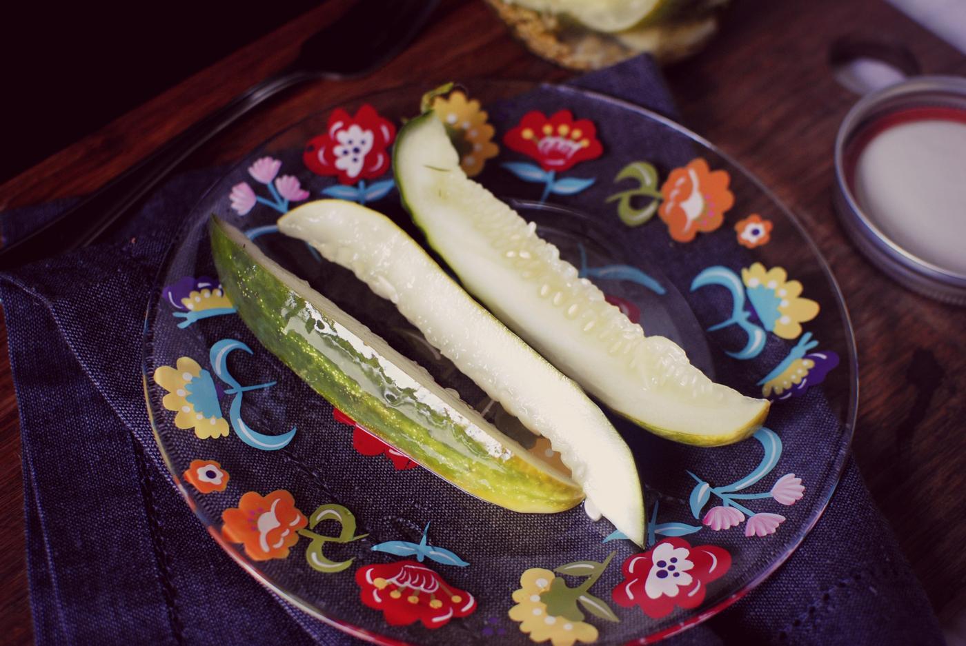 Straightforward Kitchen-made Sour and Spicy Dill Pickle Spears at Home