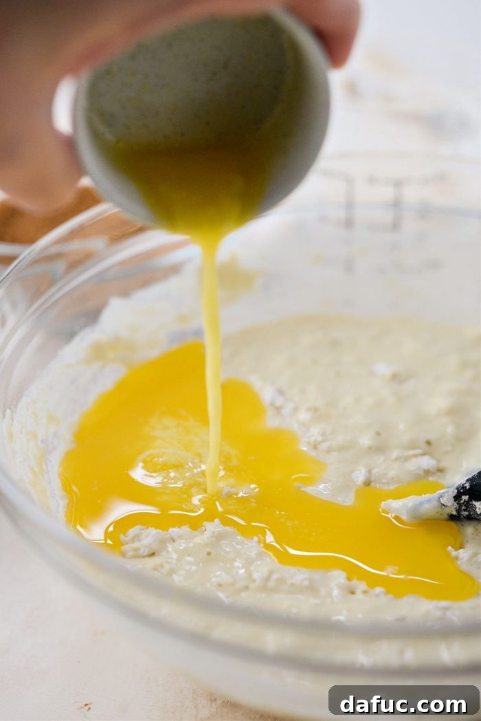 Tarçın Şeker Burgaçlı Pankek Muffinler 12 Adding melted and cooled butter to the batter