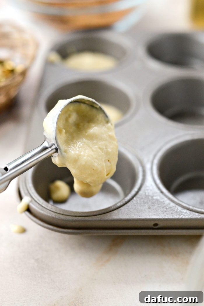 Tarçın Şeker Burgaçlı Pankek Muffinler 13 Adding batter to muffin cups