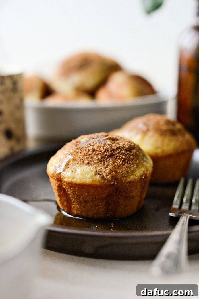 Tarçın Şeker Burgaçlı Pankek Muffinler 3 Close-up of a Cinnamon Swirl Pancake Muffin with a fork