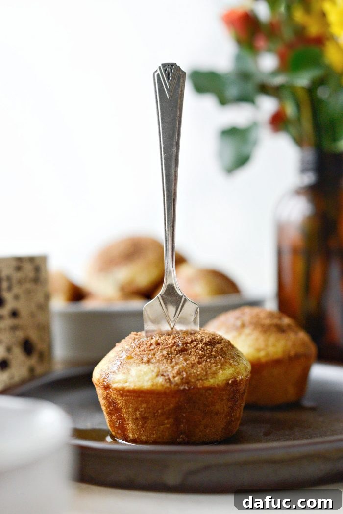 Tarçın Şeker Burgaçlı Pankek Muffinler 17 Cinnamon Swirl Pancake Muffins on a plate with maple syrup