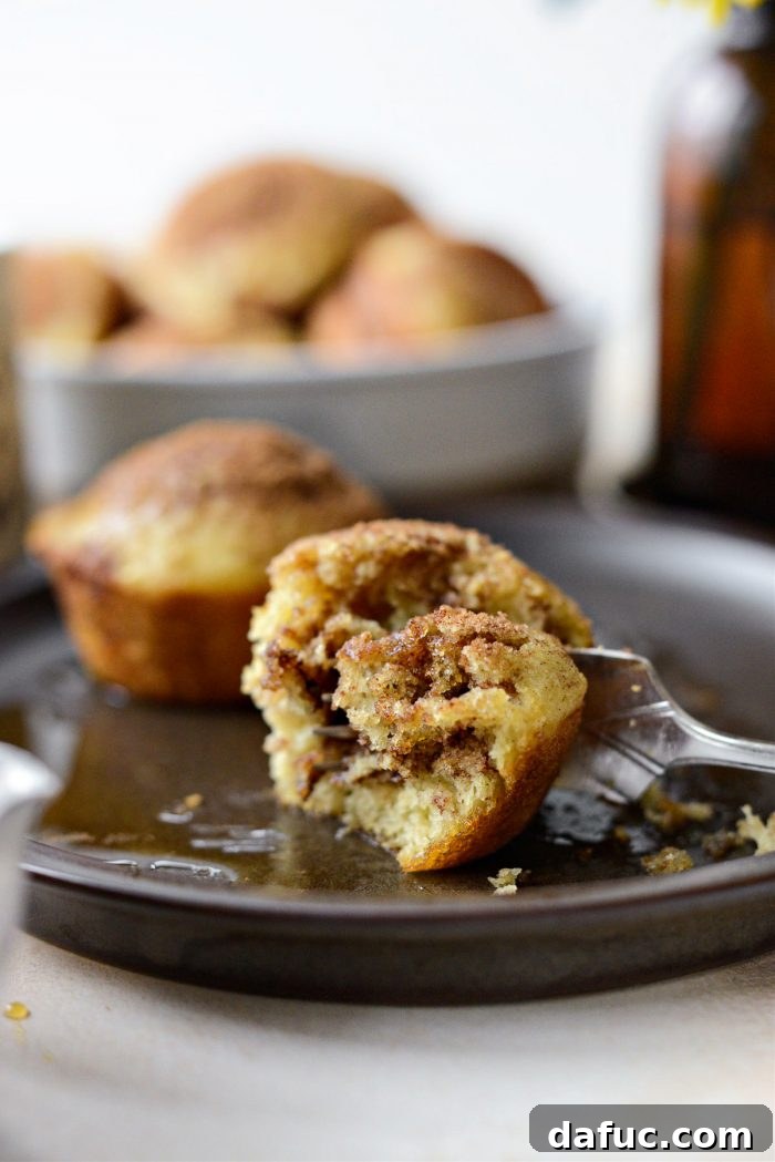 Tarçın Şeker Burgaçlı Pankek Muffinler 19 Cinnamon Swirl Pancake Muffins on a wooden board