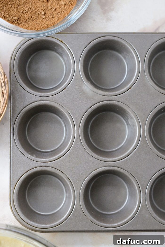 Tarçın Şeker Burgaçlı Pankek Muffinler 5 Spraying a muffin pan with nonstick baking spray with flour