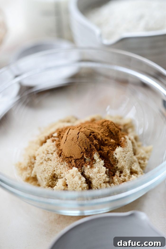 Tarçın Şeker Burgaçlı Pankek Muffinler 6 Cinnamon and brown sugar in a small bowl