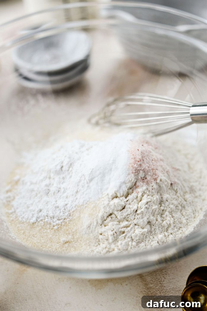 Tarçın Şeker Burgaçlı Pankek Muffinler 8 Dry ingredients mixed in a bowl