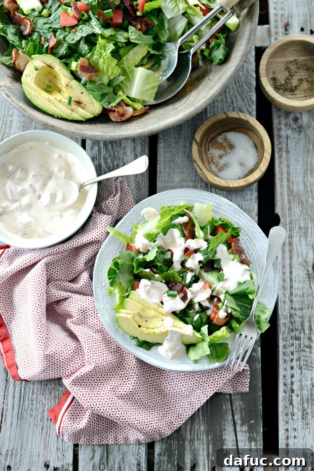 Final presentation of the BLAT salad, highlighting its fresh ingredients