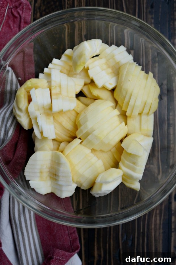 sliced apples in bowl