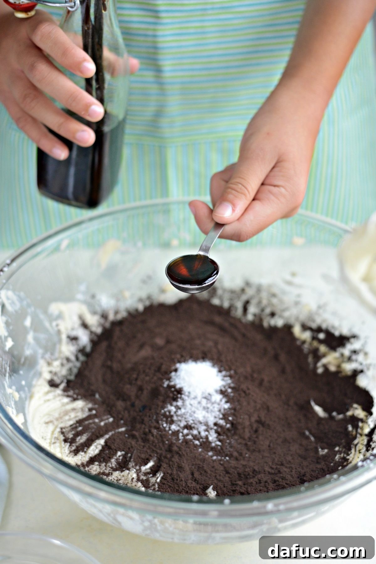 Adding vanilla extract to cookie dough