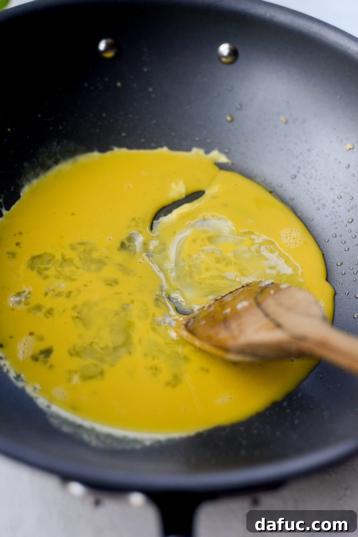 Quickly scrambling eggs in a wok