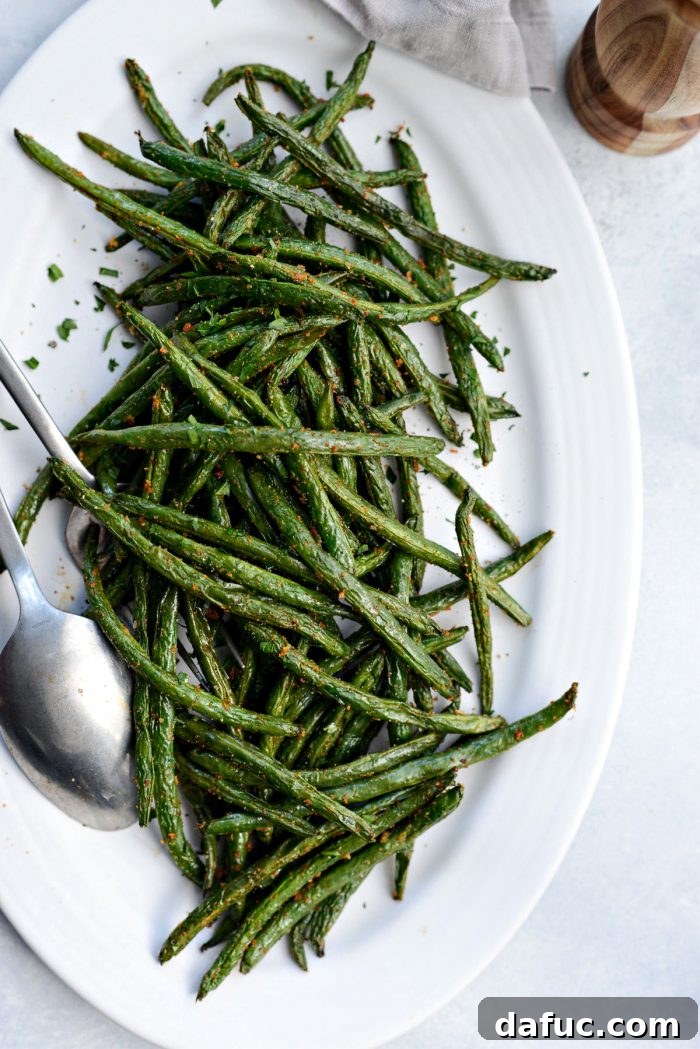 Crispy Air Fryer Green Beans 13 A bowl of freshly air-fried green beans, garnished with black pepper