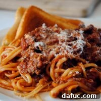 Hearty Meat Sauce with Ribbons of Linguine 2 Classic Meat Sauce with Linguine