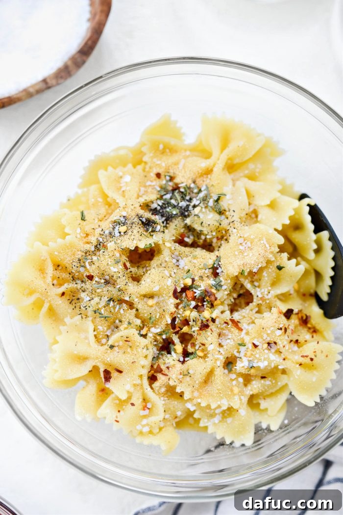 Pesto Sosuyla Çıtır Hava Fritözü Makarna Cipsleri 11 Oil and spices added to pasta