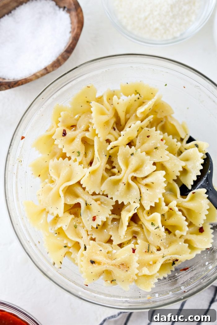 Pesto Sosuyla Çıtır Hava Fritözü Makarna Cipsleri 12 Tossing pasta in oil and spices