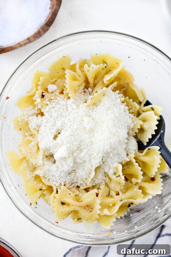 Pesto Sosuyla Çıtır Hava Fritözü Makarna Cipsleri 13 Grated Pecorino Romano added to seasoned pasta