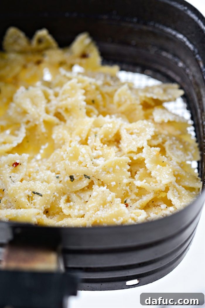 Pesto Sosuyla Çıtır Hava Fritözü Makarna Cipsleri 17 Adding pasta to air fryer basket