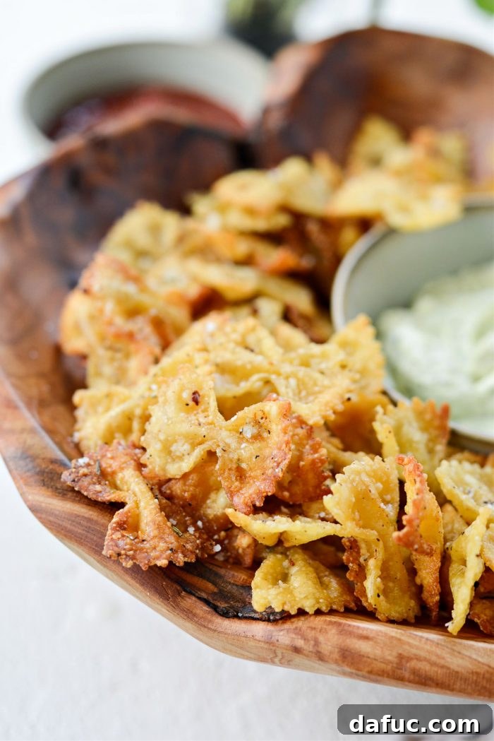 Pesto Sosuyla Çıtır Hava Fritözü Makarna Cipsleri 20 Air Fryer Pasta Chips close-up