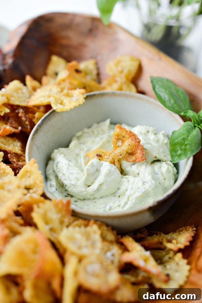 Pesto Sosuyla Çıtır Hava Fritözü Makarna Cipsleri 3 Air Fryer Pasta Chips ready to be served