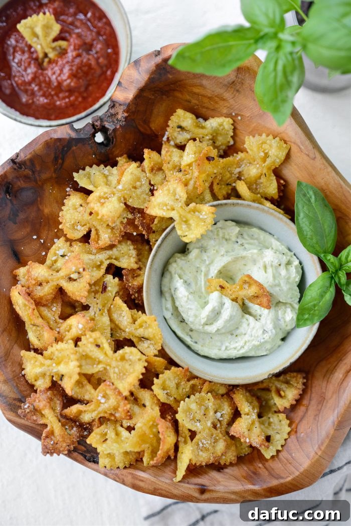 Pesto Sosuyla Çıtır Hava Fritözü Makarna Cipsleri 22 Air Fryer Pasta Chips overhead shot