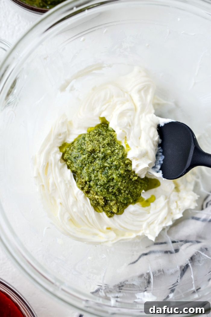 Pesto Sosuyla Çıtır Hava Fritözü Makarna Cipsleri 8 Basil pesto added to whipped cream cheese