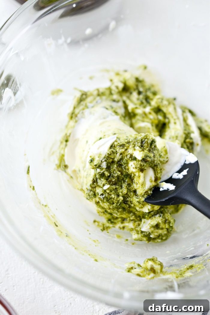 Pesto Sosuyla Çıtır Hava Fritözü Makarna Cipsleri 9 Folding in pesto to cream cheese mixture